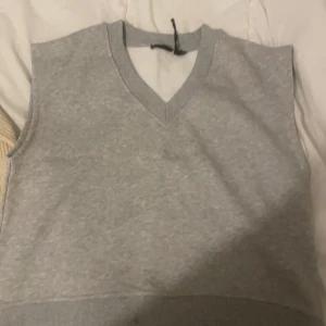 Väst  - Hej alla plickare jag säljer en väst för 75kr från lager 157. Den är använd vid ett tillfälle. Köparen får stå för frakten. Skriv gärna till mig ifall ni är intresserade💕