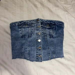 Jeans topp  - En super fin jeans topp med ljustvätt från shein. Toppen är aldrig använd tidigare. 💞