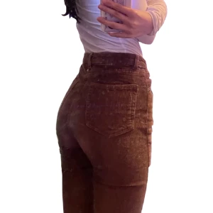 bruna manchester byxor - Lånade bilder🤎 Säljer dessa gamla shein byxor. Användes under tiden dom va trendiga men är inte lika förtjust i bootcut byxor längre. Köparen står för frakt<33