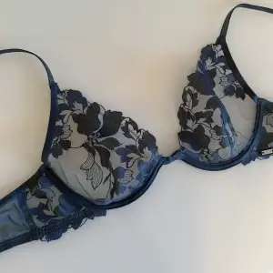 Så otroligt vacker Bralette från Ella M, men har tyvärr blivit för liten för mig. Nästintill oanvänd, nypris 499 kr