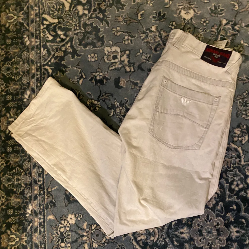 Snygga vita Armani jeans, byxorna har en baggy/ straight fit, de är i bra skick och är varsamt använda. Byxorna passar bra på mig som är 180 cm lång. Hör av er vid fler frågor!. Jeans & Byxor.