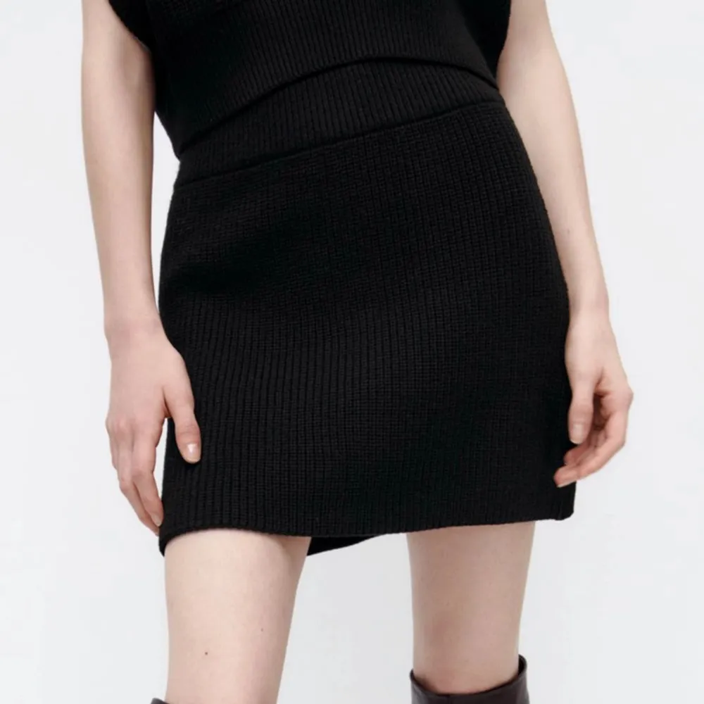Säljer denna stickade kjolen från zara❤️ aldrig använd ❤️som ny! Köpt för 400kr, går ej att köpa längre. Kjolar.