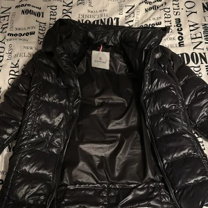 Moncler Jacka - Aldrig använd pga den är för stor. Storlek Xs/S  Pris kan diskuteras  Ny pris 15 699kr