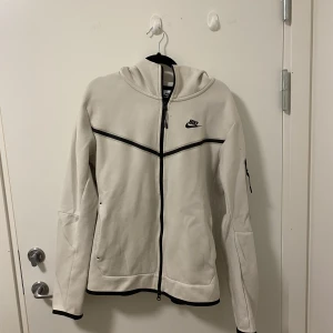 Nike tech fleece - Jag säljer min Nike tech fleece i stolek S (herr). Köpt på jd sports hemsida.   Nypris: 1100kr (Dock ett pyttelitet hål nära Nike märket)❗️+ även en väldigt liten fläck på vänstra axeln).  