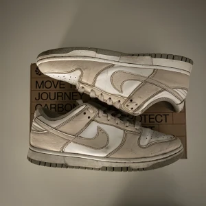 Nike dunk next nature ”orewood brown” - Det är ett par Nike dunk i färgen sail. De är i ett mycke bra skick välvårdade. De är köpta från pardon my kicks för 2500 kan möjligen hitta kvittot ifall de skulle viljas. Kan garantera dig att de är äkta och köpa för 2500