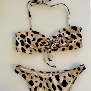 Bikini - Bikini från NA-KD, knappt använd🤎💛