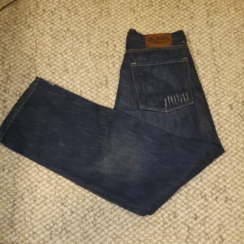 Hej nu har de blivit dags att sälja ett av mina absolut ovanligaste plagg som är extremt svårt att få tag på i hela världen i detta skick  Det är ett par Vintage Von Dutch jeans med en ovanlig design som är väldigt eftertraktad   Kontakta mig gärna. Jeans & Byxor.
