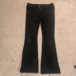 Jeans - Skit snygga jeans med fickor på sidan (inga fickor bak på byxan) säljer pågrund av att dom inte har kommit till andvändning, ordinarie pris 200kr💕💕 (skriv gärna om ni har några frågor🤍)