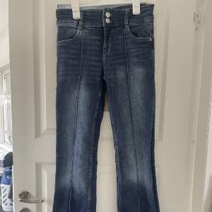 Mörkblåa bootcut jeans från Bershka storlek 36. Aldrig använda! 