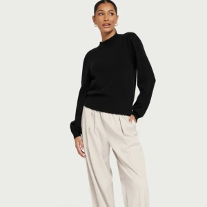 Stickad tröja  - En helt ny stickad tröja från Vila. Super fin men var för liten för mig. Nypris 399kr. Prislappen sitter kvar. Frakt betalas av köparen. 