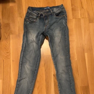 Blåa jeans - Säljer dessa byxor som jag tyvärr har växt ur 💗