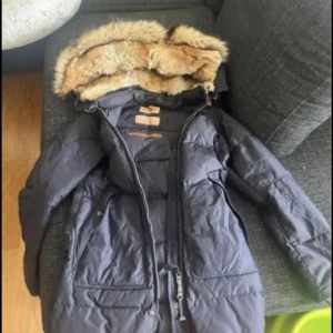 Parajumper long bear  - Säljer nu min älskade vinterjacka, den är i super fint och välbehållet skick och det finns inga skråmor eller något sånt!  Storleken är XXS men passar mer som en XS/S.  QR kod finns i jackan och kvitto till jackan finns också.