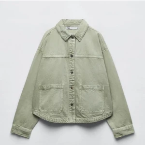 Jeans jacka - En ljusgrön jeansjacka från zara i storlek s🥰toppen skick🙌💘köpt för 399🤩