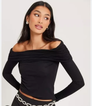 Svart topp - Helt ny off shoulder topp köpt från Nelly. Endast använd en gång. 💓 storlek xs. 