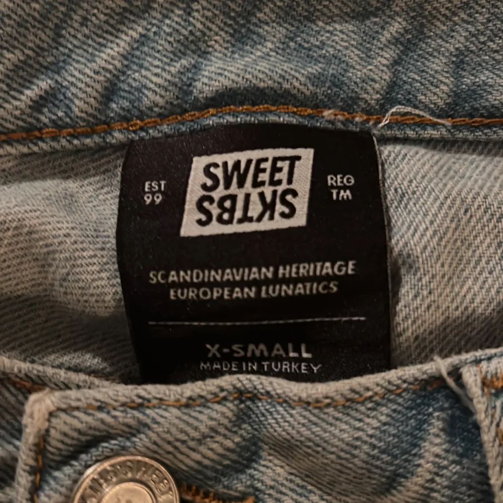Jättecoola baggy jeans från sweet sktbs! Orginalpris 699kr💓De är knappt använda och är i mycket bra skick💓 Det är bara att trycka på köp nu om du vill köpa💓. Jeans & Byxor.