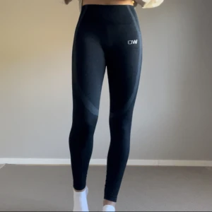Marinblå träningstights  - Säljer dessa marinblå träningstights från ICIW. Knappt använda mycket fint skick. Storlek xs💙