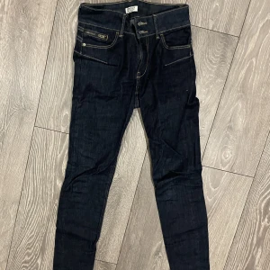 Två par mörkblå jeans 146/152 - Två par mörkblå jeans i storlek 146/152. Inget tecken på slitage. 150 kr st men priset kan diskuteras 