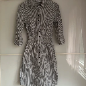 Skjortklänning  - Stretch skjortklänning har varit så användar och älskad men nu liten. Storlek S. Tror även XS kan ha den 🦋saknas bara en liten knapp som man lätt kan flytta på så det inte blir märkbart. 