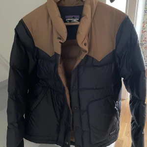 Dunjacka Patagonia  - Helt oanvänd, lätt dum med innerficka med dragkedja. 