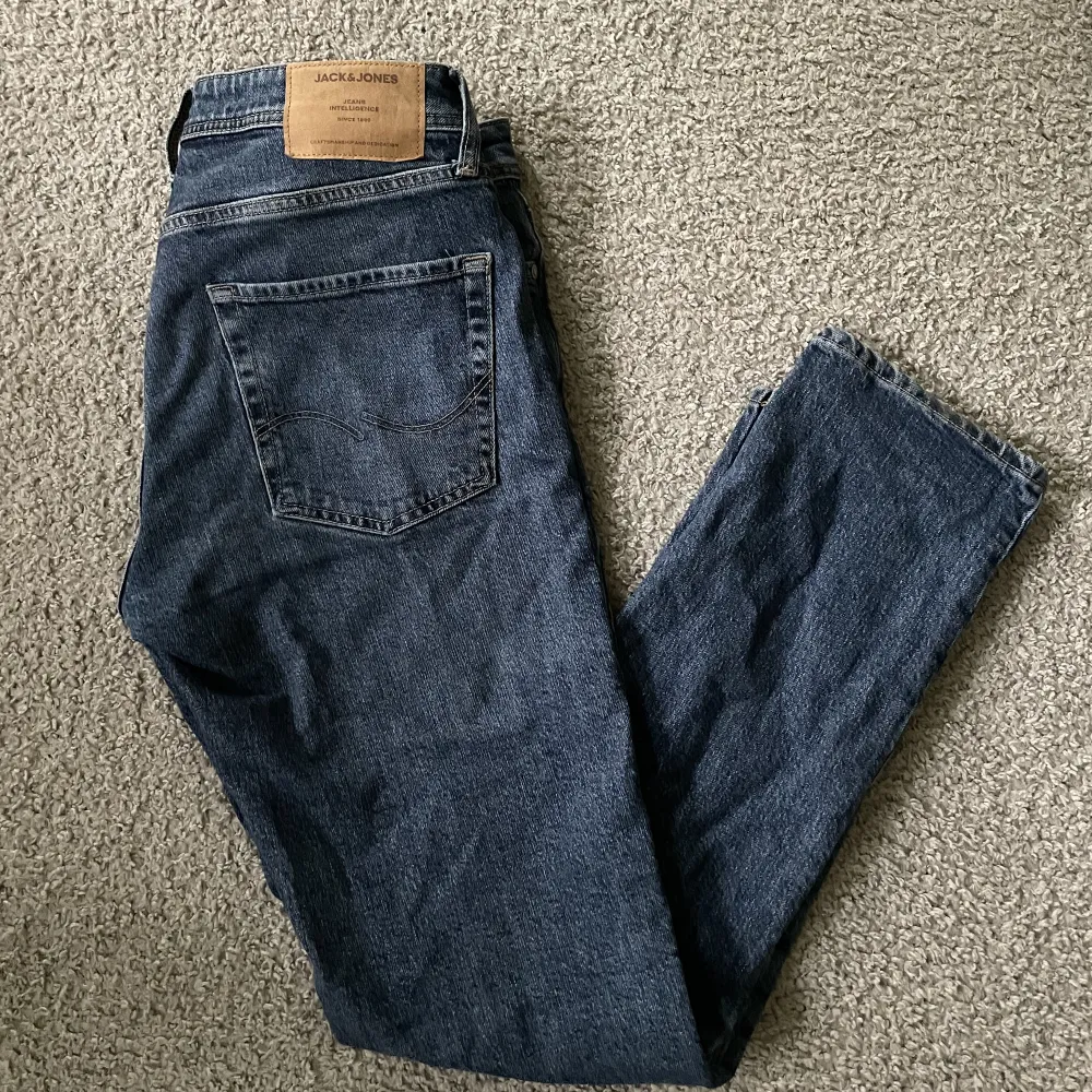 Säljer dessa Jack & Jones jeans eftersom jag inte använder dem längre.  Använda några fåtal gånger. . Jeans & Byxor.