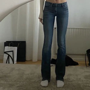 Lågmidjade jeans  - Säljer mina lågmidjade crocker jeans då dem ej kommer till användning. I storlek 27/35. Använda ett fåtal gånger😇