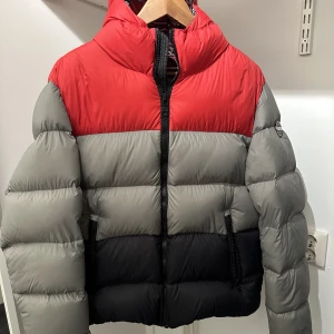 Colmar jacka - Säljer nu min Colmar jacka då den inte passar mig längre. Jackan är välanvänd under förra vintern. Den har små vattenskador men inget som syns jättetydligt. Nypris: 2500kr