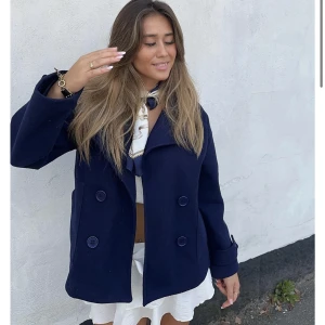 Kort kappa - Säljer nu min korta kappa som är från design by sí i färgen mörkblå. Passar perfekt nu till hösten eller till våren. Storlek XS/S. Hör av dig vid ev. Frågor. 💞💞(första bilden är från hemsidan)