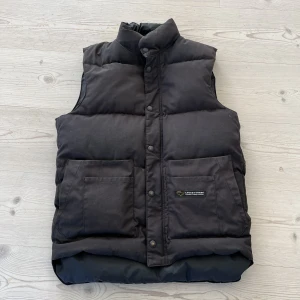 Canada Goose Väst XS - Hej! Säljer nu min Canada Goose väst då den inte passar mig längre. •Den är 7/10 i skick •Storlek XS •Pris: 1500kr Kan gå ner i pris vid snabb affär😀 Mvh Axel 