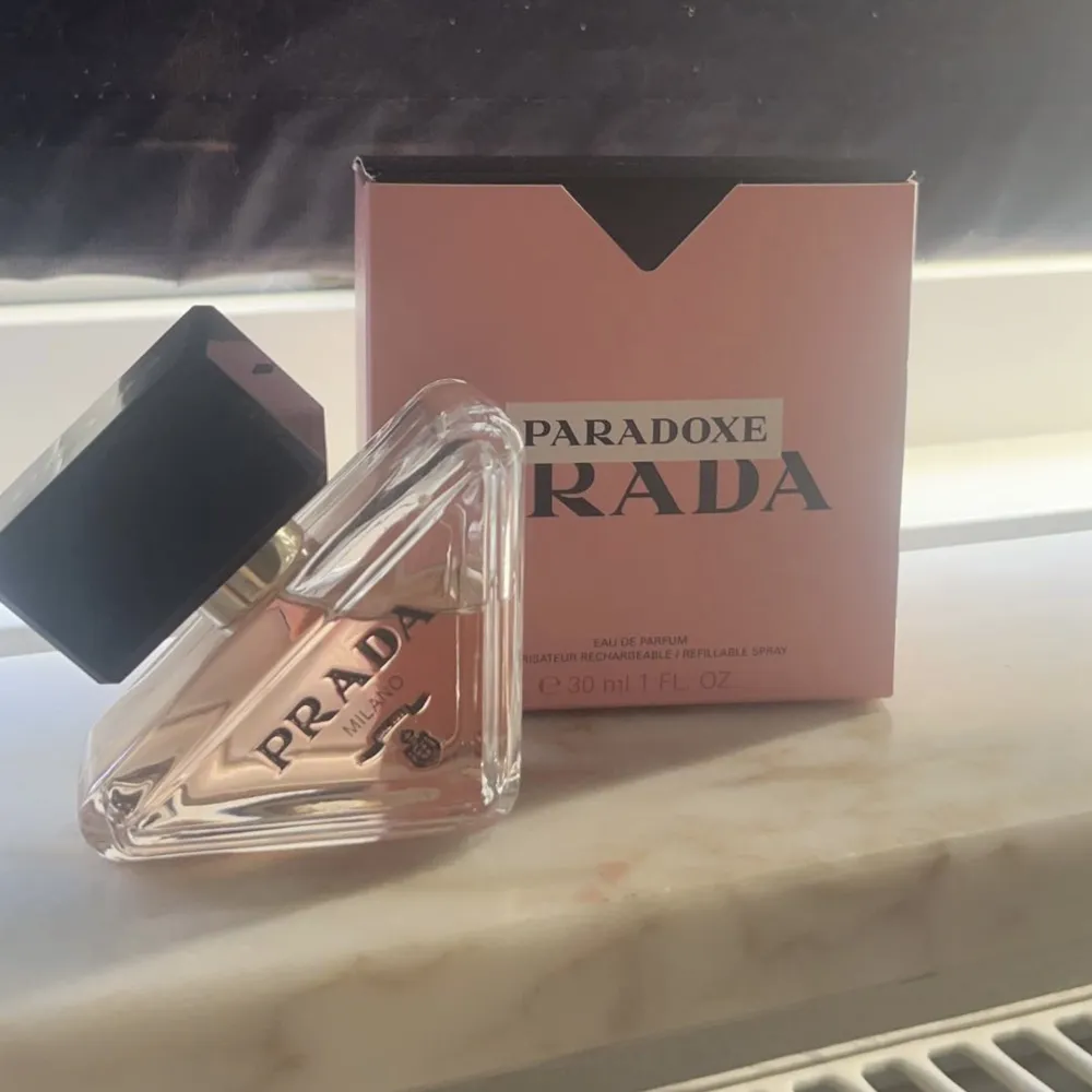 Säljer min Prada parfym som luktar så gott och är nästan helt full, säljer då den inte kommer till användning, köpt för ca 800 säljer för 150. Accessoarer.