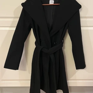 Helt oanvänd Zara kappa - Zara kappa helt oanvänd endast testad storlek xs, nypris 559kr, mitt pris 400kr 