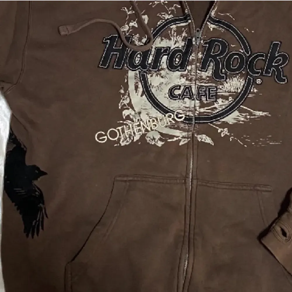 Unik hard rock café ziphoodie, i luvan finns det ett film hål samt lite slitage runt ena tumhåken. Tröjan har inget trasigt som syns tydligt.. Hoodies.