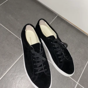 Common projects mocka skor herr.  - Mocka skor, typ är som Axel arigatos. 