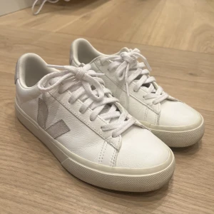 Veja  - Säljer dessa fina veja skor i storlek 37, de är näst intill nyskick då jag knappt har användt dom. Hör av dig om du är intresserad💕pris går att diskutera💕köparen står för frakten 