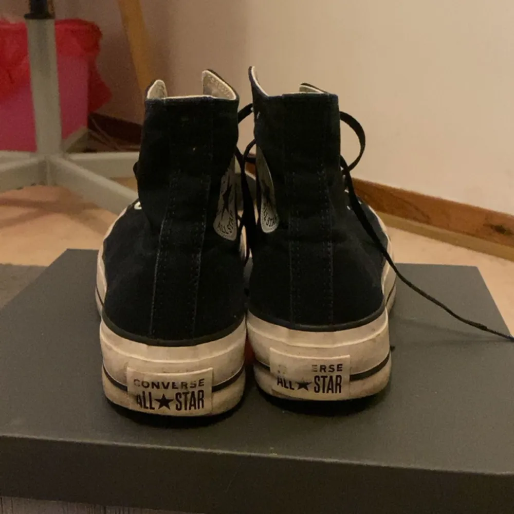 Säljer mina Converse för kommer inte till användning längre har bytt skosnören på de men de är inte jätte slitna bara smutsiga så säljer de för 300kr ordinarie pris: 919kr. Skor.