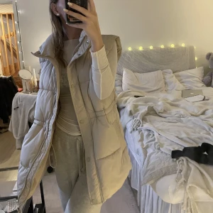 Väst  - Säljer min väst från strandivarius i storlek XS-S. Inga märken eller fläckar. Köpt för 500:- och säljer den för 80:-. Köparen står för frakten💕