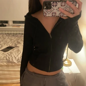 Svart kashmir ziphoodie  - Svart kasmir zip Hoodie från märket Davida med originalpris på 2400kr 💓 