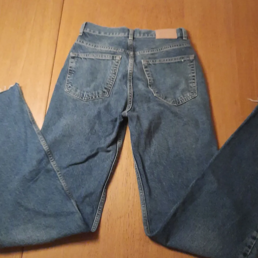 Highwaisted jeans från pull & bear. Väldigt bra kvalitet och knappast använda. . Jeans & Byxor.
