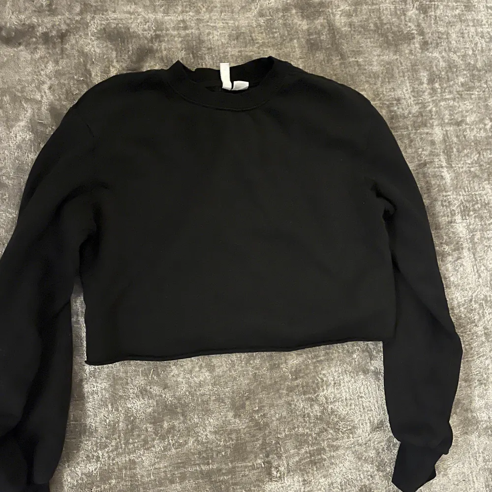 En svart cropad sweatshirt i XS. Tröjor & Koftor.