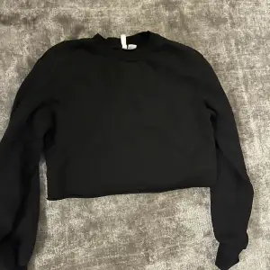 En svart cropad sweatshirt i XS