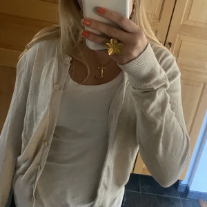 Gräddvit kofta - Säljer denhär jättefina koftan från H&M💕. Passar till allt och är i storlek S💕 