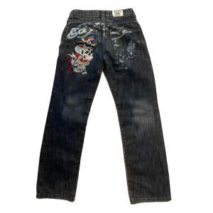 Skit snygga edhardy jeans som tyvärr är för små för mig. Är väldigt osäker på storleken då dom lapparna är avklippta men skulle säga XS. Skriv för frågor, mått eller bilder!💋 (pris kan disskuteras)