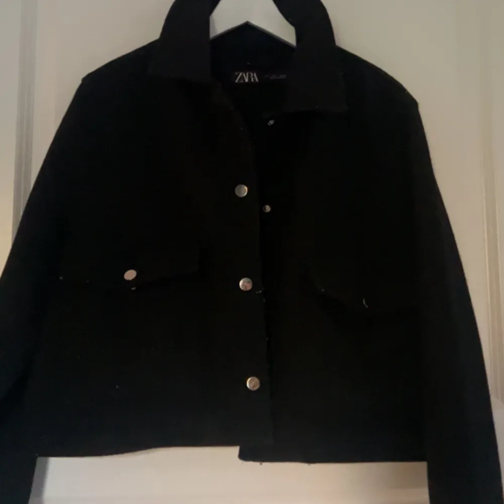 Säljer min fina ”soft jacka kort” från Zara, ganska liten i storleken❤️använd fåtal gånger❤️är den jackan som på sista bilden men fanns inte bild på den i svart. Jackor.