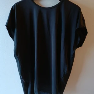 Träningströja i storlek XS  - En svart träningströja i storlek XS. Ej Använd! 