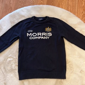 Morriströja Stickad  - Mörkblå stickad Morriströja i väldigt fint skick.