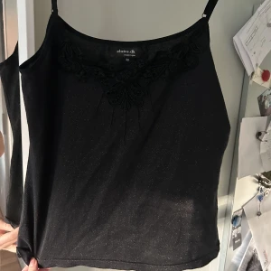 Linne med spets - Fint vintage linne med spetsdetalj. Storlek 40 men skulle säga passar S/M