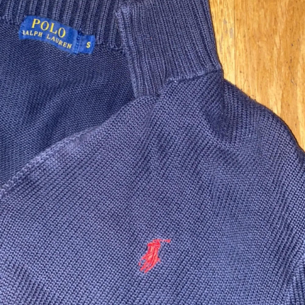 Polo raulph Lauren zip tröja, använd ett par gånger använder inte den längre så vill sälja den!. Hoodies.