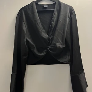 Topp Gina - Svart topp från Gina i stl S