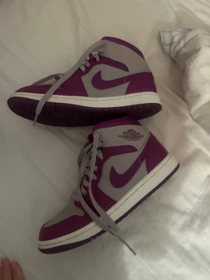 Jordans - Lila jordans i nyskick använd enbart 2 gånger.
