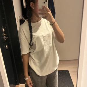 T shirt - Detta är en jätte bekväm o fin tröja från South West där det står ”Riktigt Stockholmare”🤗 Den är annars vit där framme som en vanlig t shirt💞