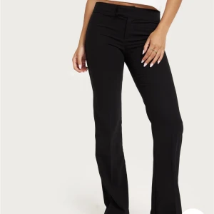 lågmidjade kostymbyxor - Från Nelly storlek S, oanvända med lappen kvar. nypris 399, säljer för 250